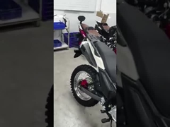 ストリート バイク の 外見 は 周りに 撮影 さ れ て いる の で,その 類を見ない デザイン の 魅力 を 示し て い ます